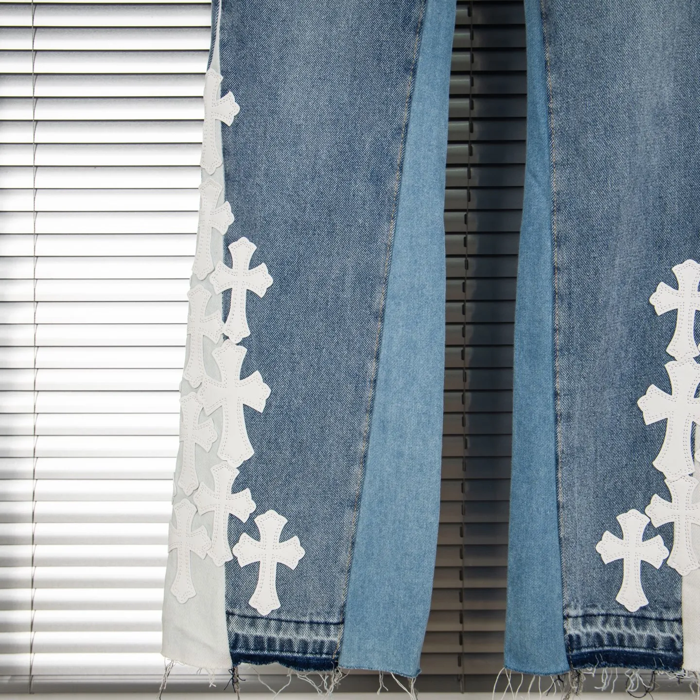 P240 Chrome Hearts Gallery co-branded limited-edition cross-flared flared jeans are a hot item this season and are sought after by countless celebrities and fashionistas. The neat details of the cutting process add color to the playful fashion! The neat and meticulous design, and the well-fitting structure is unique. The upper body not only has outstanding recognition, but also looks younger and younger. A style with the ultimate wearing meaning and performance, gorgeous color matching, and the craftsmanship of this style is also extremely extraordinary. After the finished product is washed, it is disassembled and hand-made with sheepskin cross leather and then spliced ​​together to complete. The whole piece has too many craftsmanship to describe. It is decorated with patchwork cross flowers and high-waisted washed jeans! ! Absolutely high-end luxury product, a god-level single product, a super popular product, made by top heavy industry, a magic weapon that cannot be missed to hit the streets. Style number: 1843 Size: 28 30 32 34 36 Color: blue